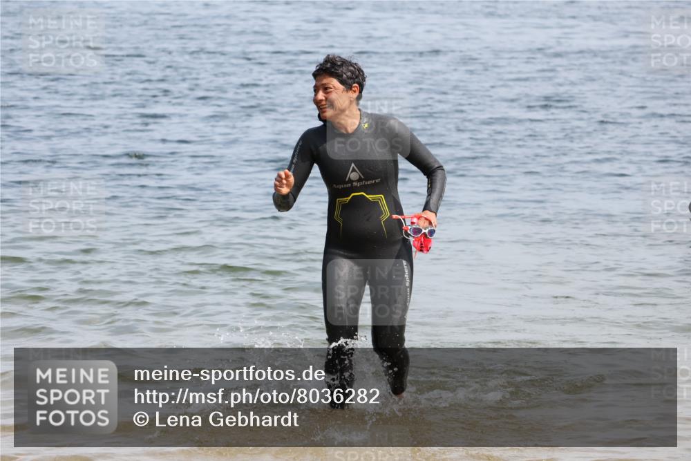 15.06.2025 - 27. Vierlanden-Triathlon Lena Gebhardt http://msf.ph/oto/8036282 15.06.2025 11:34:30 Schwimmen 893 meine-sportfotos.de