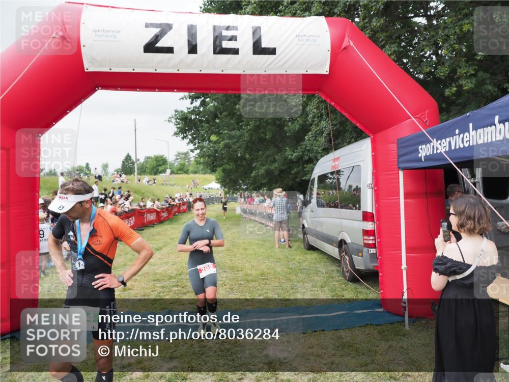 21.06.2025 - 27. Vierlanden-Triathlon MichiJ http://msf.ph/oto/8036284 15.06.2026 13:04:00 Ziel 202, 1040 meine-sportfotos.de