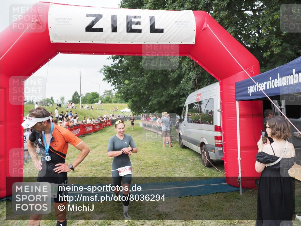 21.06.2025 - 27. Vierlanden-Triathlon MichiJ http://msf.ph/oto/8036294 15.06.2026 13:04:00 Ziel 202, 1040 meine-sportfotos.de
