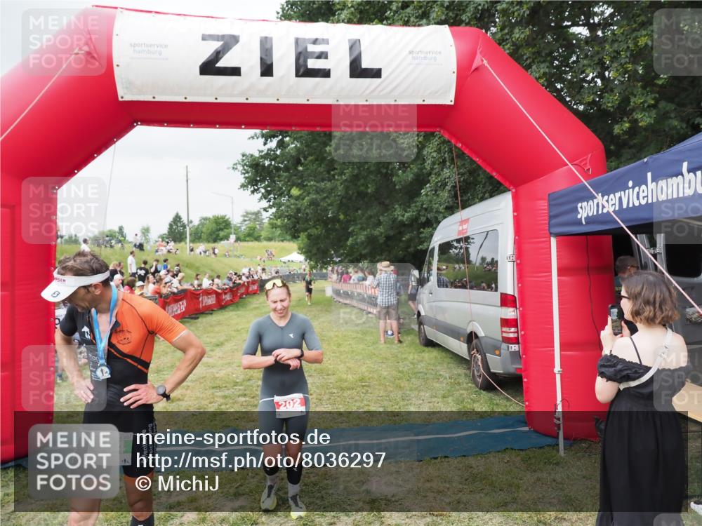 21.06.2025 - 27. Vierlanden-Triathlon MichiJ http://msf.ph/oto/8036297 15.06.2026 13:04:00 Ziel 202, 1040 meine-sportfotos.de