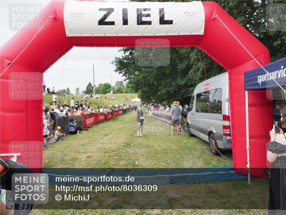 21.06.2025 - 27. Vierlanden-Triathlon MichiJ http://msf.ph/oto/8036309 15.06.2026 13:04:03 Ziel 202, 1040 meine-sportfotos.de