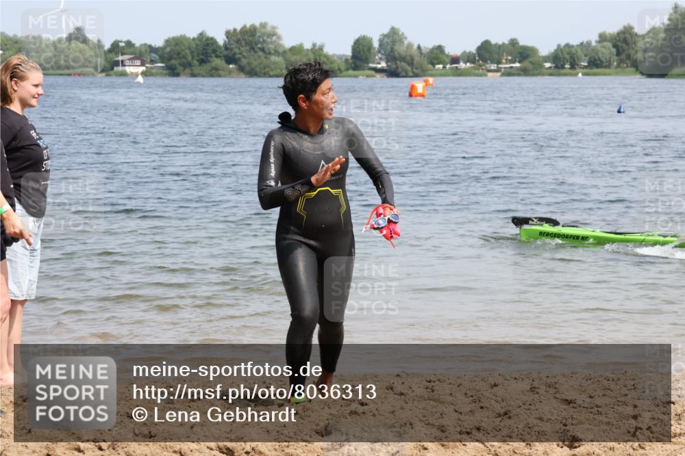 15.06.2025 - 27. Vierlanden-Triathlon Lena Gebhardt http://msf.ph/oto/8036313 15.06.2025 11:34:35 Schwimmen 893 meine-sportfotos.de