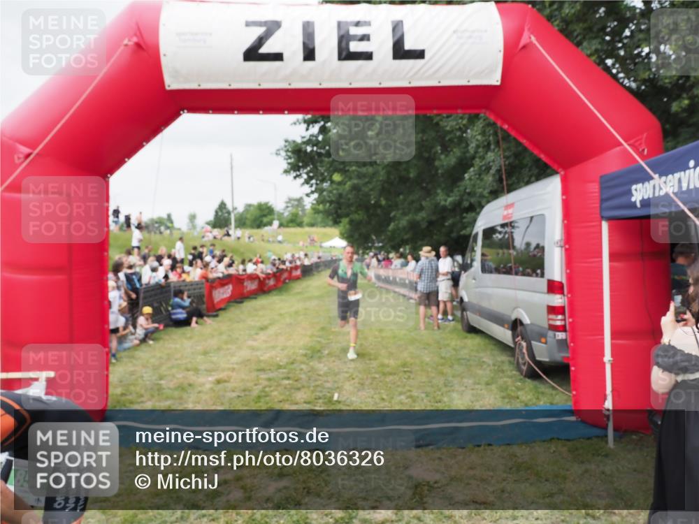 21.06.2025 - 27. Vierlanden-Triathlon MichiJ http://msf.ph/oto/8036326 15.06.2026 13:04:04 Ziel 202, 1040 meine-sportfotos.de