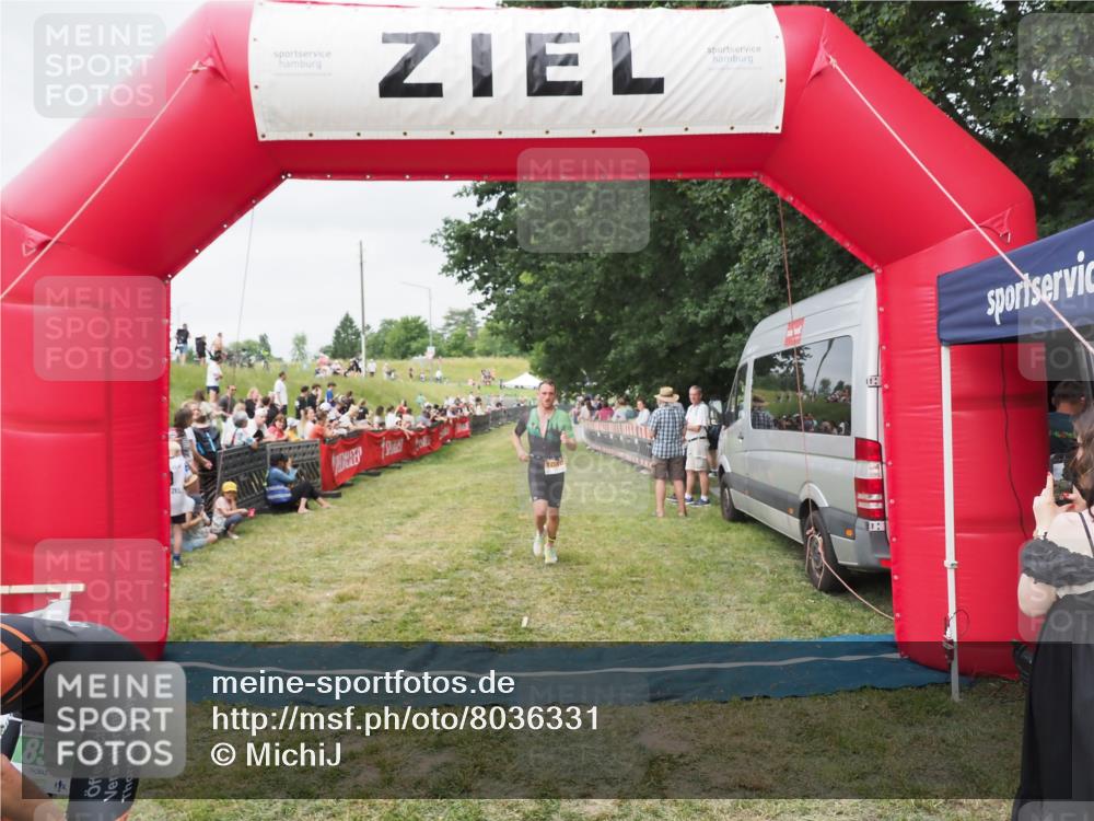 21.06.2025 - 27. Vierlanden-Triathlon MichiJ http://msf.ph/oto/8036331 15.06.2026 13:04:04 Ziel 202, 1040 meine-sportfotos.de