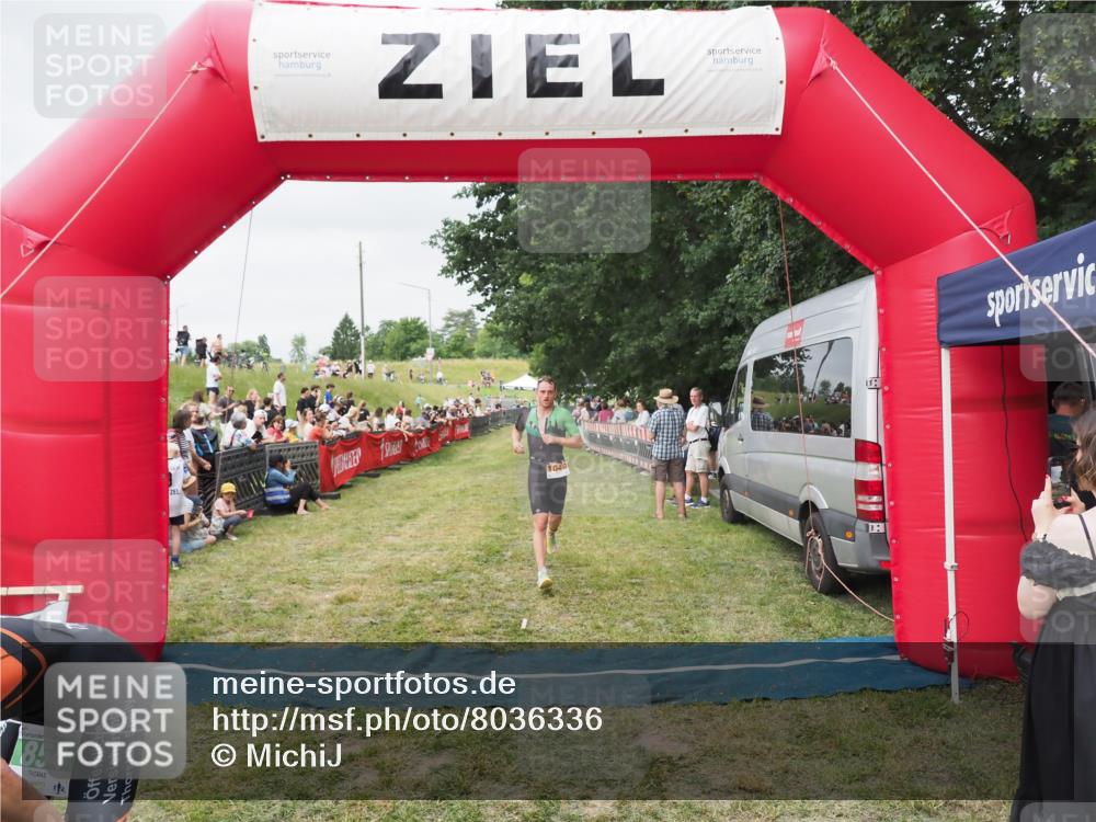 21.06.2025 - 27. Vierlanden-Triathlon MichiJ http://msf.ph/oto/8036336 15.06.2026 13:04:04 Ziel 202, 1040 meine-sportfotos.de