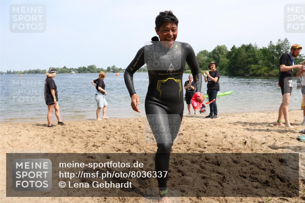 15.06.2025 - 27. Vierlanden-Triathlon Lena Gebhardt http://msf.ph/oto/8036337 15.06.2025 11:34:39 Schwimmen 893 meine-sportfotos.de