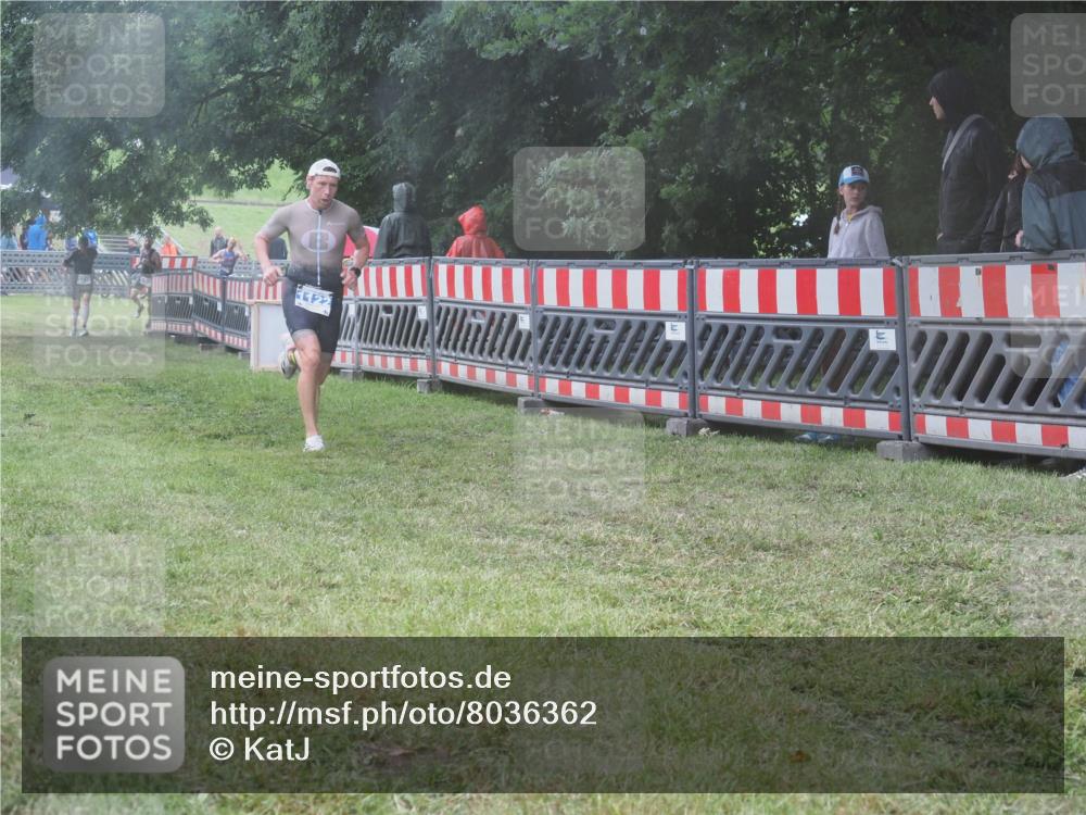21.06.2025 - 27. Vierlanden-Triathlon KatJ http://msf.ph/oto/8036362 15.06.2025 13:54:31 Ziel 1122, 1152 meine-sportfotos.de