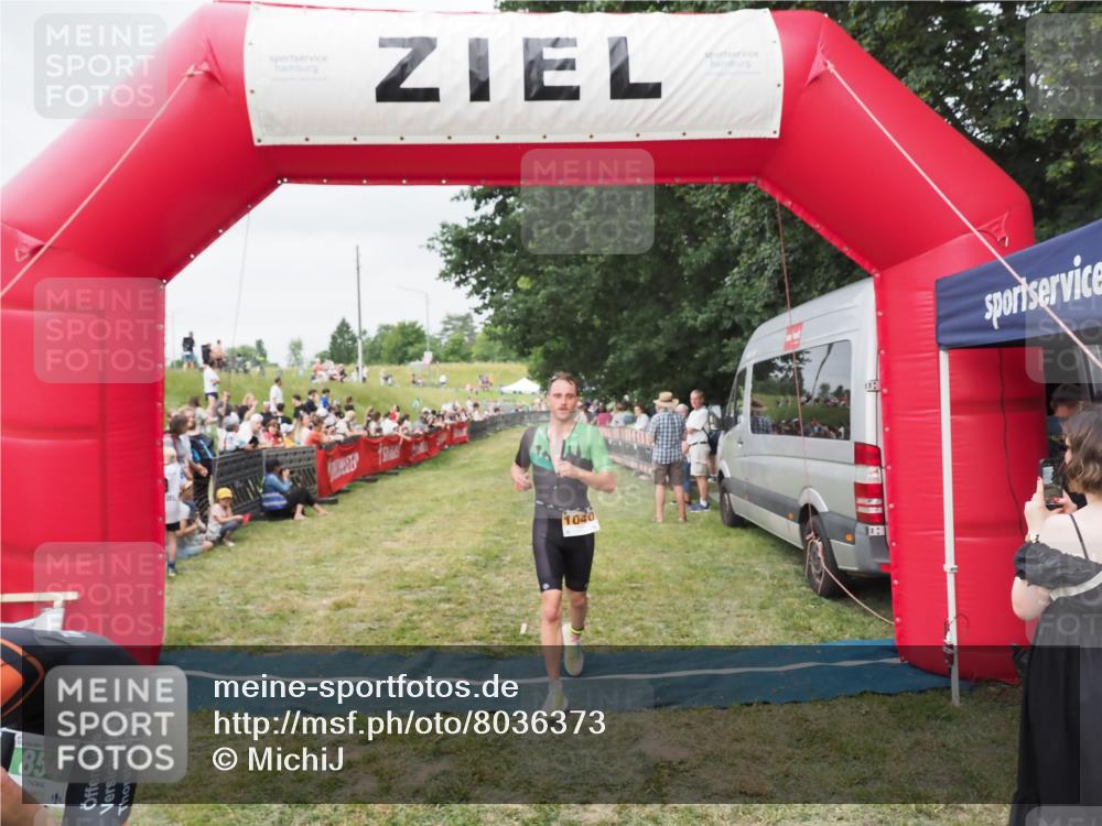 21.06.2025 - 27. Vierlanden-Triathlon MichiJ http://msf.ph/oto/8036373 15.06.2026 13:04:05 Ziel 202, 1040 meine-sportfotos.de