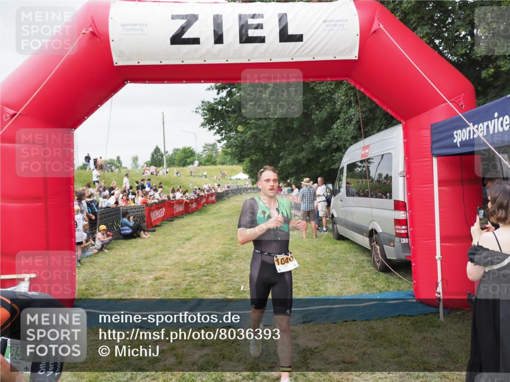 21.06.2025 - 27. Vierlanden-Triathlon MichiJ http://msf.ph/oto/8036393 15.06.2026 13:04:05 Ziel 202, 1040 meine-sportfotos.de