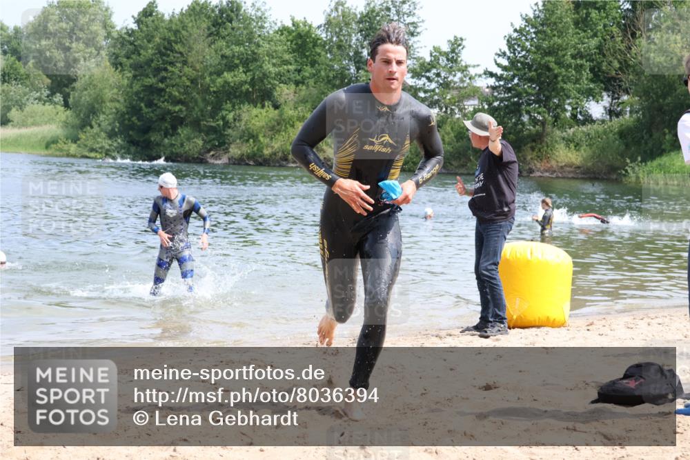21.06.2025 - 27. Vierlanden-Triathlon Lena Gebhardt http://msf.ph/oto/8036394 15.06.2025 11:57:52 Schwimmen 984, 985, 986, 987 meine-sportfotos.de