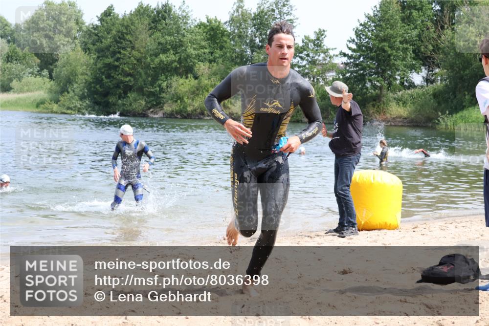 21.06.2025 - 27. Vierlanden-Triathlon Lena Gebhardt http://msf.ph/oto/8036398 15.06.2025 11:57:52 Schwimmen 984, 985, 986, 987 meine-sportfotos.de