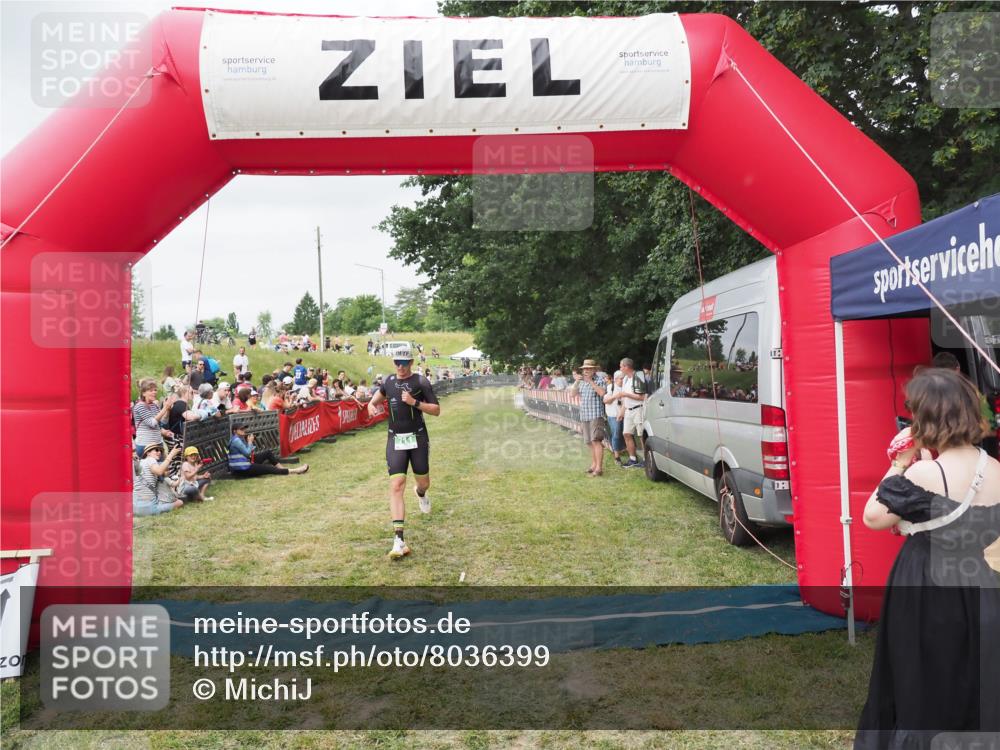 21.06.2025 - 27. Vierlanden-Triathlon MichiJ http://msf.ph/oto/8036399 15.06.2026 13:04:31 Ziel 711 meine-sportfotos.de