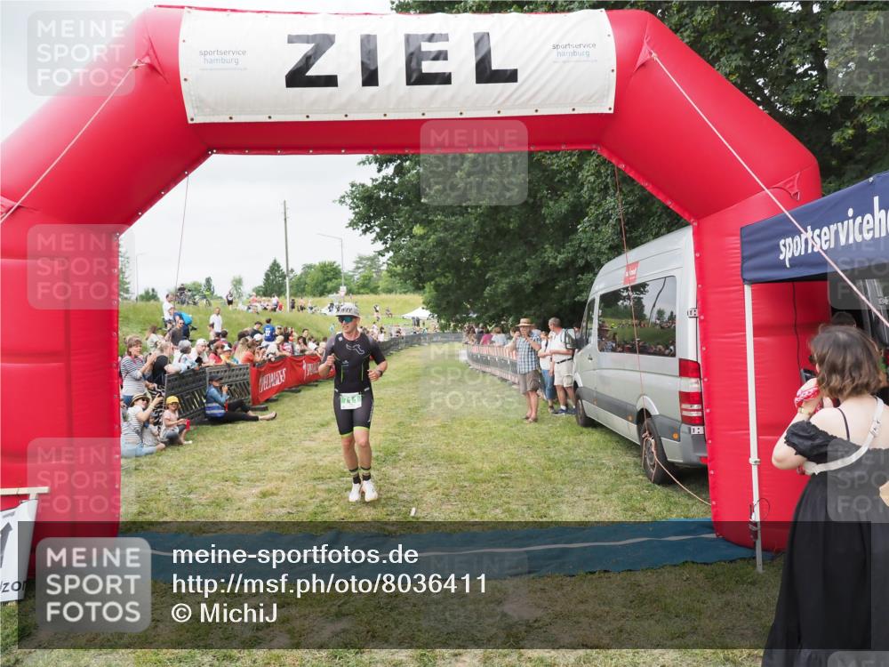 21.06.2025 - 27. Vierlanden-Triathlon MichiJ http://msf.ph/oto/8036411 15.06.2026 13:04:31 Ziel 711 meine-sportfotos.de