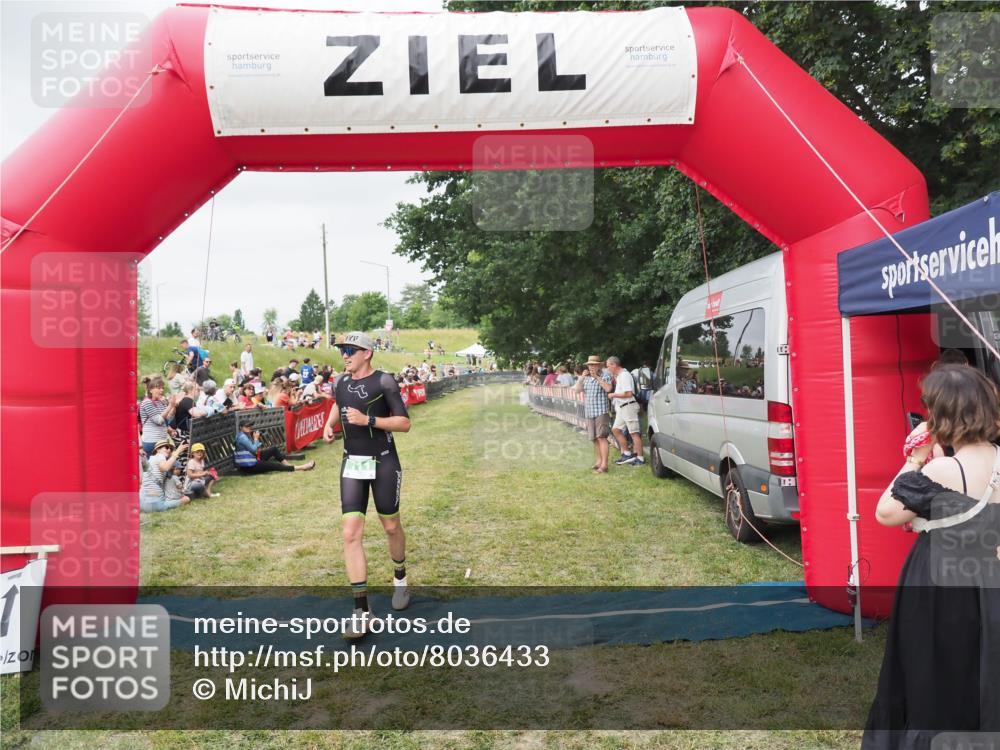 21.06.2025 - 27. Vierlanden-Triathlon MichiJ http://msf.ph/oto/8036433 15.06.2026 13:04:32 Ziel 711 meine-sportfotos.de