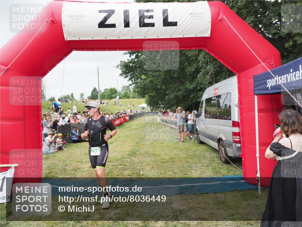 21.06.2025 - 27. Vierlanden-Triathlon MichiJ http://msf.ph/oto/8036449 15.06.2026 13:04:32 Ziel 711 meine-sportfotos.de