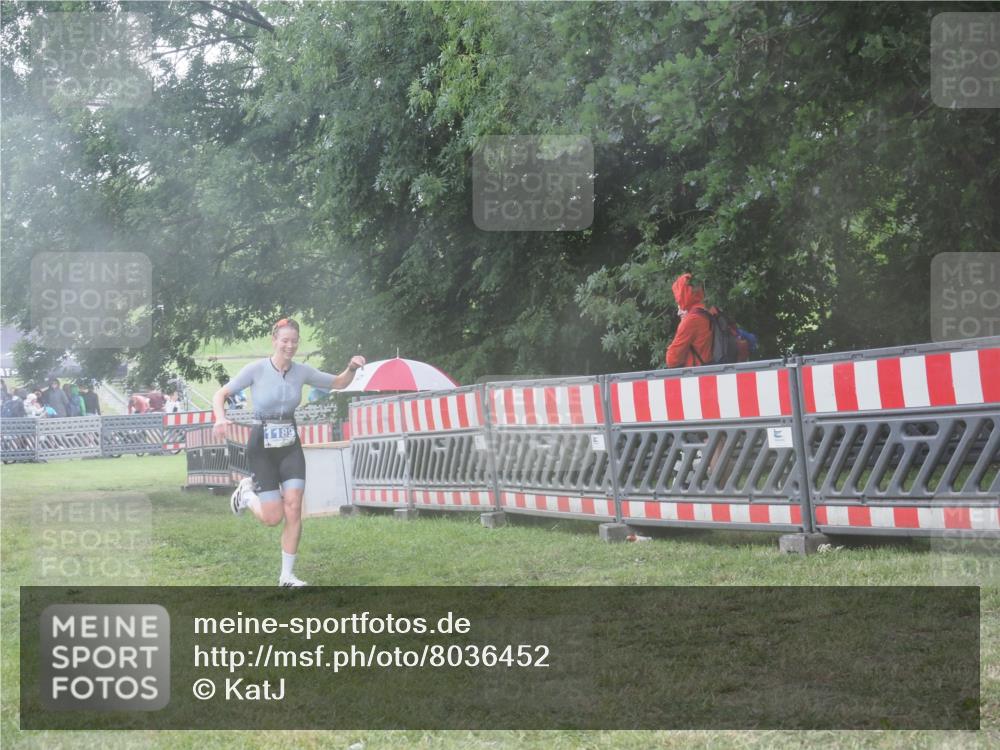 21.06.2025 - 27. Vierlanden-Triathlon KatJ http://msf.ph/oto/8036452 15.06.2025 14:14:56 Ziel 1189 meine-sportfotos.de