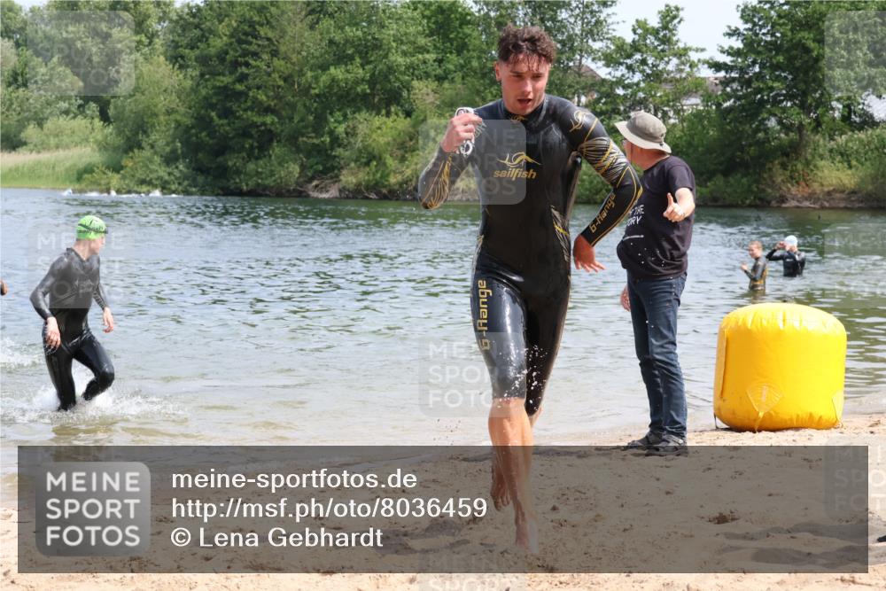 21.06.2025 - 27. Vierlanden-Triathlon Lena Gebhardt http://msf.ph/oto/8036459 15.06.2025 11:57:59 Schwimmen 984, 985, 986, 987, 988 meine-sportfotos.de