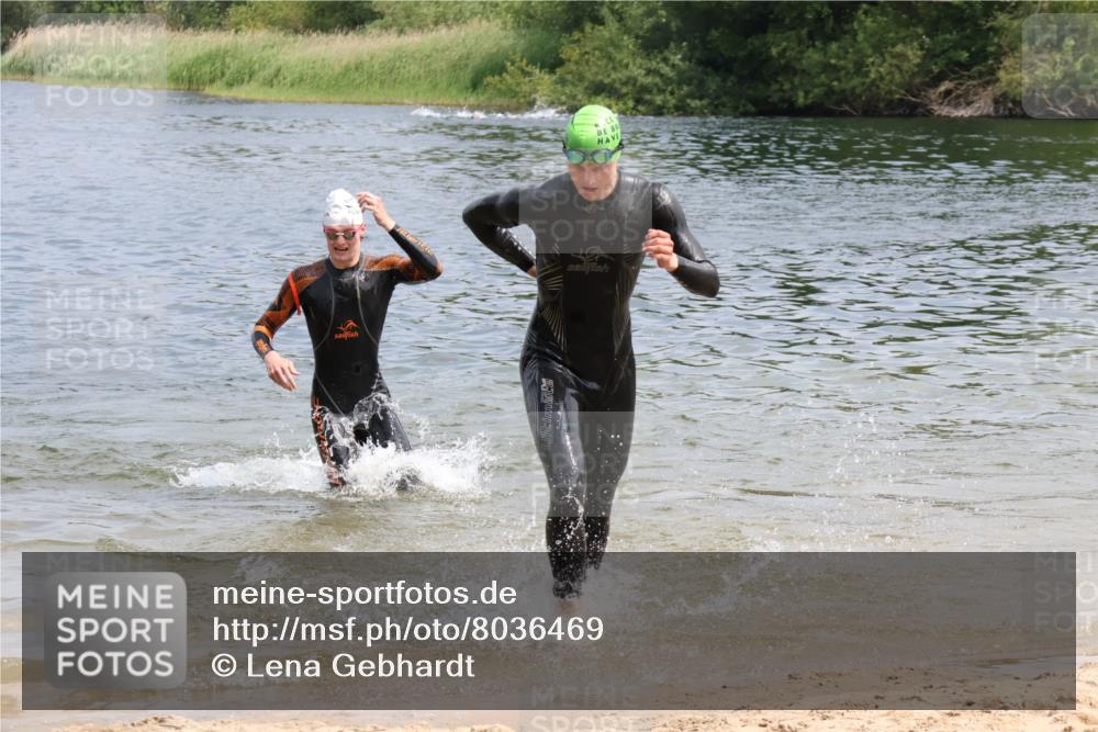 21.06.2025 - 27. Vierlanden-Triathlon Lena Gebhardt http://msf.ph/oto/8036469 15.06.2025 11:58:00 Schwimmen 984, 985, 986, 987, 988 meine-sportfotos.de