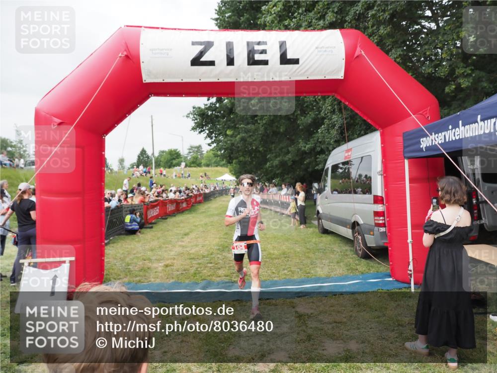 21.06.2025 - 27. Vierlanden-Triathlon MichiJ http://msf.ph/oto/8036480 15.06.2026 13:05:11 Ziel 104 meine-sportfotos.de