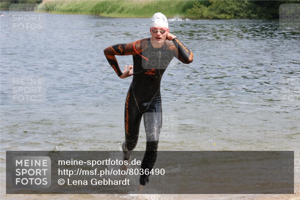 21.06.2025 - 27. Vierlanden-Triathlon Lena Gebhardt http://msf.ph/oto/8036490 15.06.2025 11:58:02 Schwimmen 984, 985, 987, 988 meine-sportfotos.de