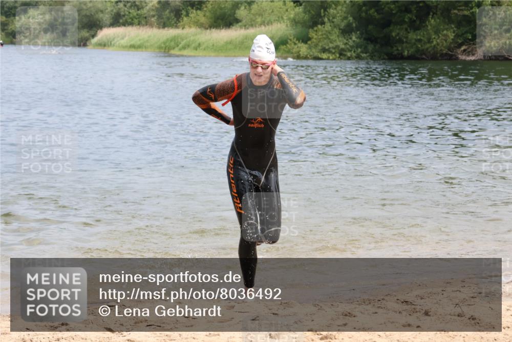 21.06.2025 - 27. Vierlanden-Triathlon Lena Gebhardt http://msf.ph/oto/8036492 15.06.2025 11:58:03 Schwimmen 984, 985, 987, 988 meine-sportfotos.de