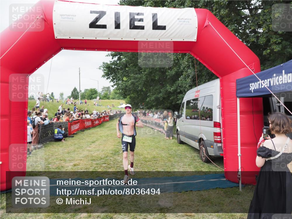 21.06.2025 - 27. Vierlanden-Triathlon MichiJ http://msf.ph/oto/8036494 15.06.2026 13:05:18 Ziel 759 meine-sportfotos.de