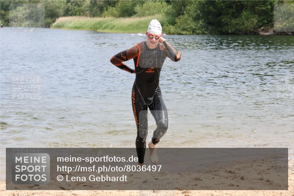 21.06.2025 - 27. Vierlanden-Triathlon Lena Gebhardt http://msf.ph/oto/8036497 15.06.2025 11:58:03 Schwimmen 984, 985, 987, 988 meine-sportfotos.de
