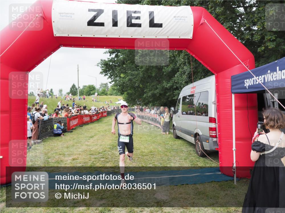 21.06.2025 - 27. Vierlanden-Triathlon MichiJ http://msf.ph/oto/8036501 15.06.2026 13:05:18 Ziel 759 meine-sportfotos.de