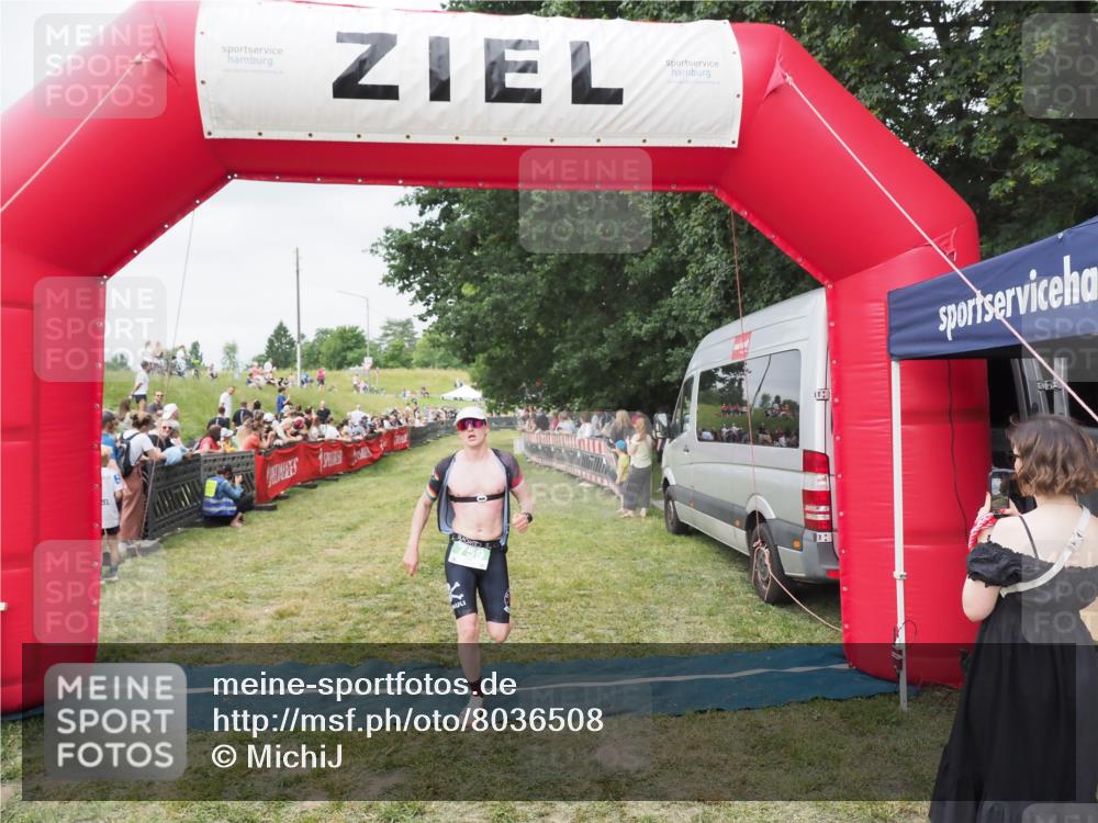 21.06.2025 - 27. Vierlanden-Triathlon MichiJ http://msf.ph/oto/8036508 15.06.2026 13:05:18 Ziel 759 meine-sportfotos.de