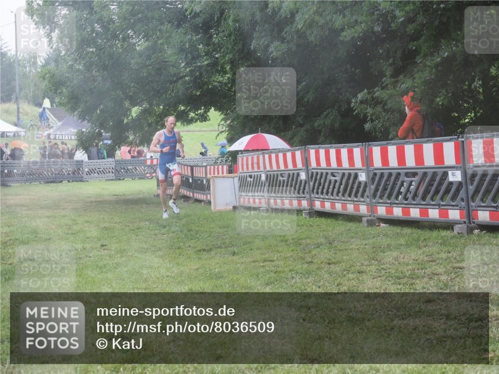 21.06.2025 - 27. Vierlanden-Triathlon KatJ http://msf.ph/oto/8036509 15.06.2025 14:15:21 Ziel 1278 meine-sportfotos.de