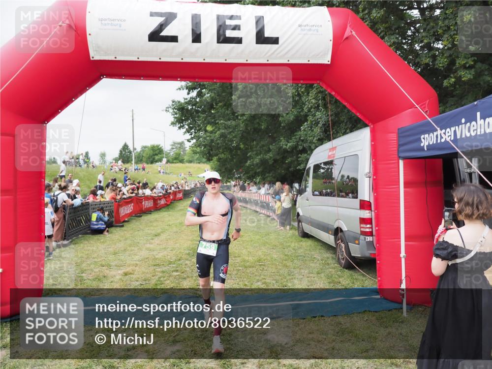 21.06.2025 - 27. Vierlanden-Triathlon MichiJ http://msf.ph/oto/8036522 15.06.2026 13:05:18 Ziel 759 meine-sportfotos.de