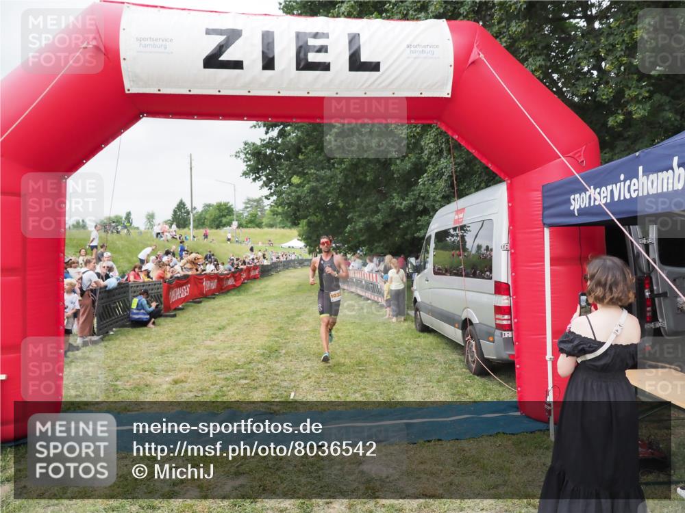 21.06.2025 - 27. Vierlanden-Triathlon MichiJ http://msf.ph/oto/8036542 15.06.2026 13:05:29 Ziel 1032 meine-sportfotos.de
