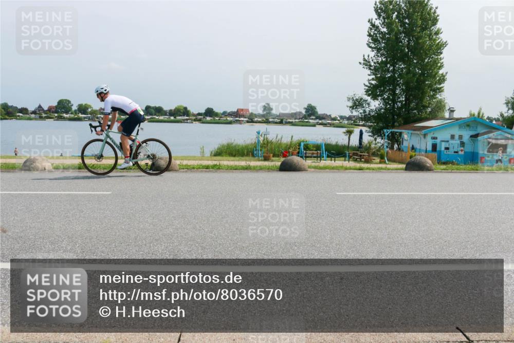 21.06.2025 - 27. Vierlanden-Triathlon H.Heesch http://msf.ph/oto/8036570 15.06.2025 11:46:15 Radfahren 215, 663, 743, 886 meine-sportfotos.de