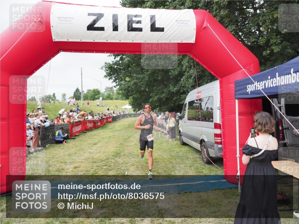 21.06.2025 - 27. Vierlanden-Triathlon MichiJ http://msf.ph/oto/8036575 15.06.2026 13:05:29 Ziel 1032 meine-sportfotos.de
