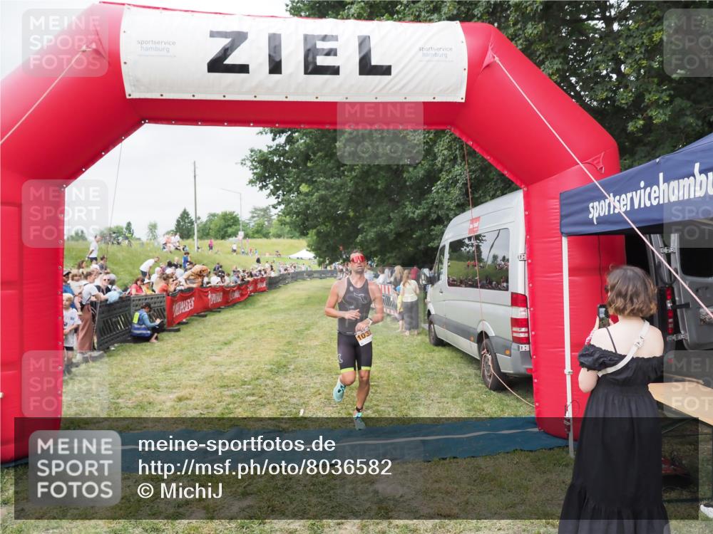 21.06.2025 - 27. Vierlanden-Triathlon MichiJ http://msf.ph/oto/8036582 15.06.2026 13:05:29 Ziel 1032 meine-sportfotos.de