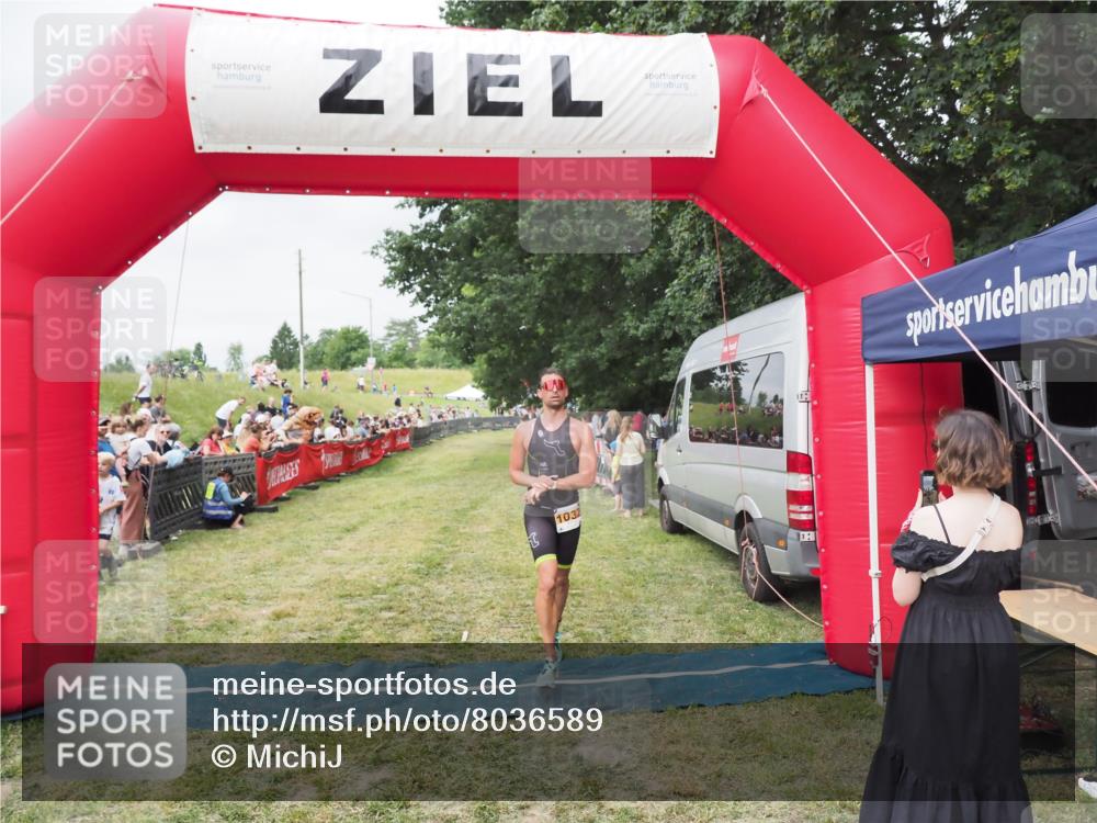 21.06.2025 - 27. Vierlanden-Triathlon MichiJ http://msf.ph/oto/8036589 15.06.2026 13:05:29 Ziel 1032 meine-sportfotos.de