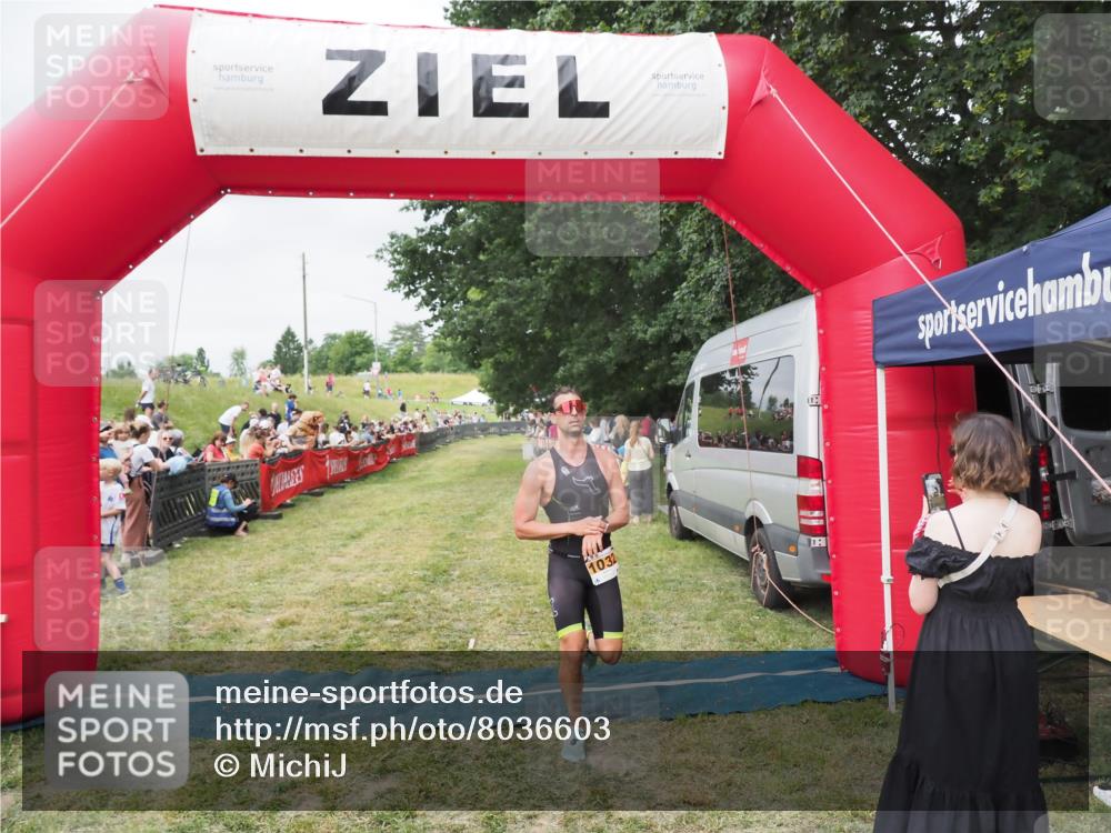 21.06.2025 - 27. Vierlanden-Triathlon MichiJ http://msf.ph/oto/8036603 15.06.2026 13:05:29 Ziel 1032 meine-sportfotos.de
