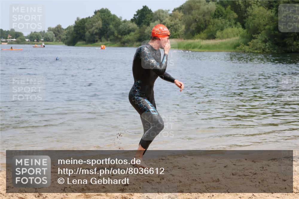 21.06.2025 - 27. Vierlanden-Triathlon Lena Gebhardt http://msf.ph/oto/8036612 15.06.2025 12:00:25 Schwimmen 989 meine-sportfotos.de
