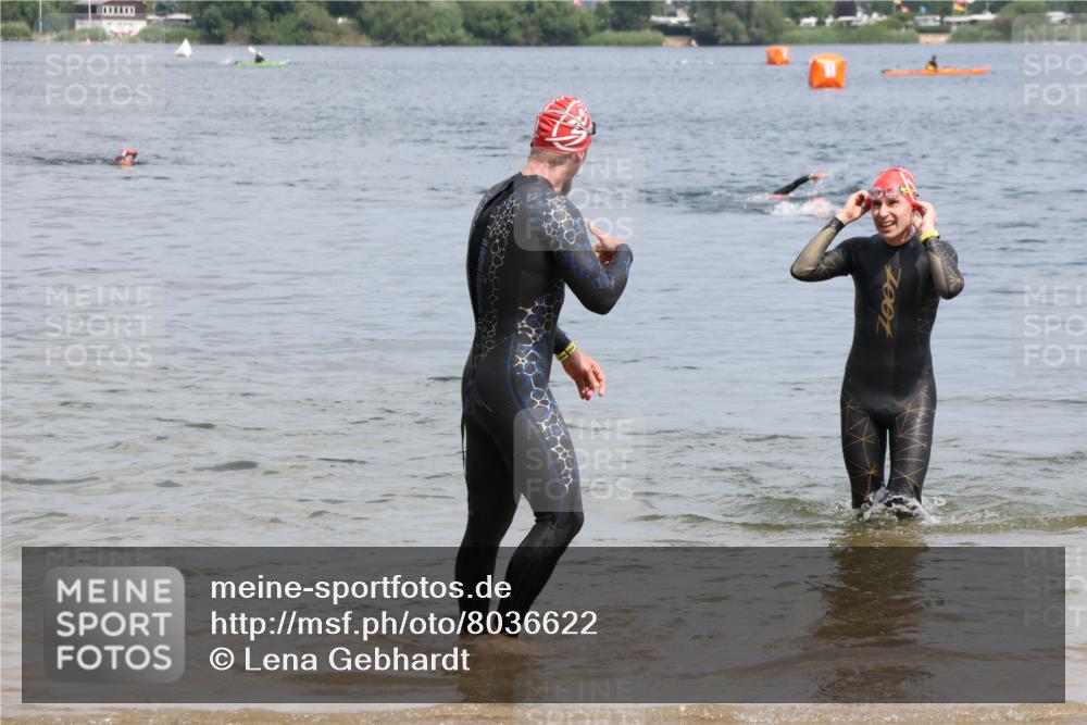 21.06.2025 - 27. Vierlanden-Triathlon Lena Gebhardt http://msf.ph/oto/8036622 15.06.2025 12:00:31 Schwimmen 989, 990, 991 meine-sportfotos.de