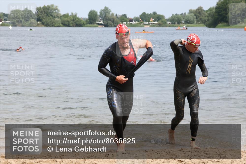 21.06.2025 - 27. Vierlanden-Triathlon Lena Gebhardt http://msf.ph/oto/8036625 15.06.2025 12:00:36 Schwimmen 989, 990, 991 meine-sportfotos.de