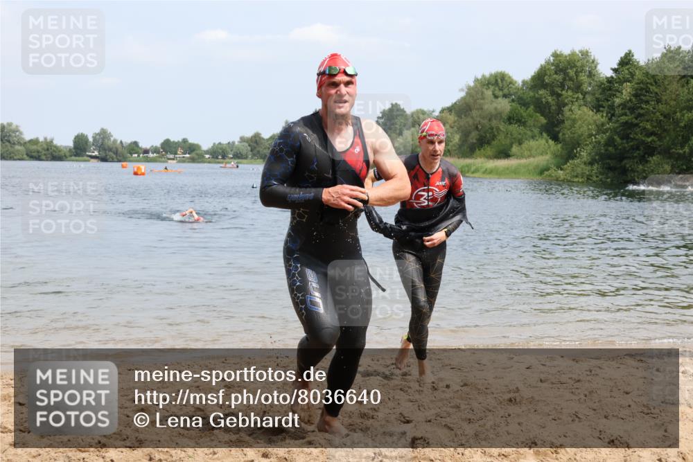 21.06.2025 - 27. Vierlanden-Triathlon Lena Gebhardt http://msf.ph/oto/8036640 15.06.2025 12:00:38 Schwimmen 989, 990, 991 meine-sportfotos.de