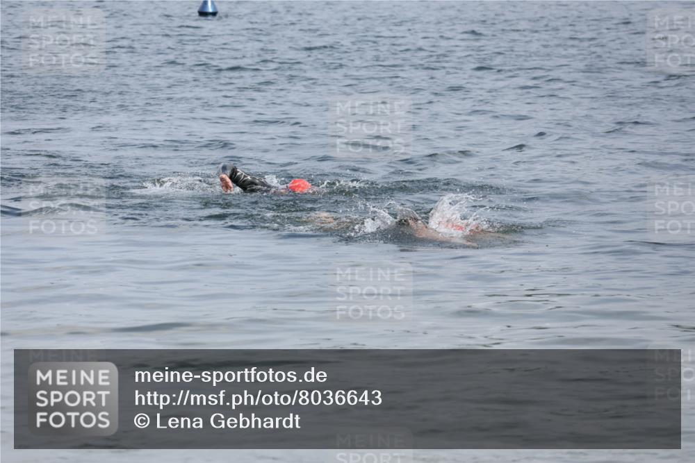 21.06.2025 - 27. Vierlanden-Triathlon Lena Gebhardt http://msf.ph/oto/8036643 15.06.2025 12:00:46 Schwimmen 990, 991 meine-sportfotos.de