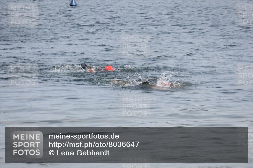 21.06.2025 - 27. Vierlanden-Triathlon Lena Gebhardt http://msf.ph/oto/8036647 15.06.2025 12:00:46 Schwimmen 990, 991 meine-sportfotos.de