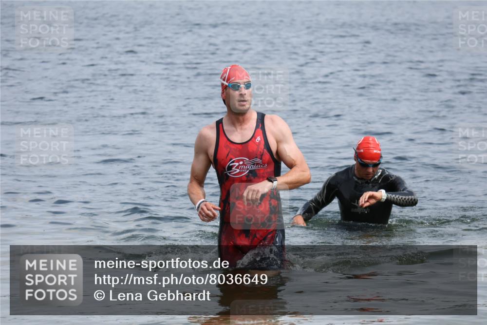 21.06.2025 - 27. Vierlanden-Triathlon Lena Gebhardt http://msf.ph/oto/8036649 15.06.2025 12:00:56 Schwimmen 992, 993 meine-sportfotos.de
