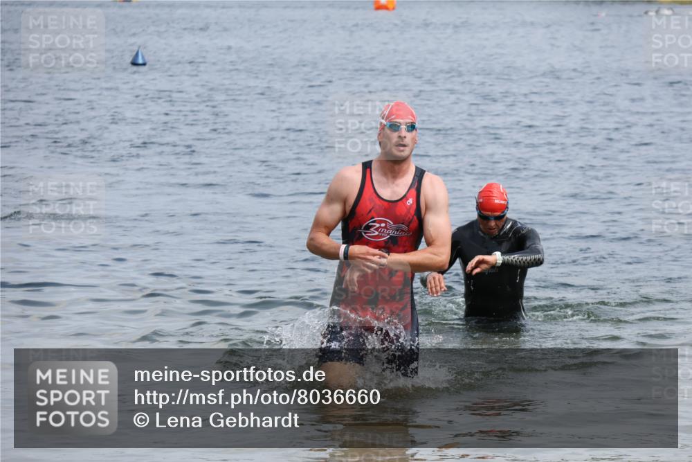 21.06.2025 - 27. Vierlanden-Triathlon Lena Gebhardt http://msf.ph/oto/8036660 15.06.2025 12:00:58 Schwimmen 992, 993 meine-sportfotos.de