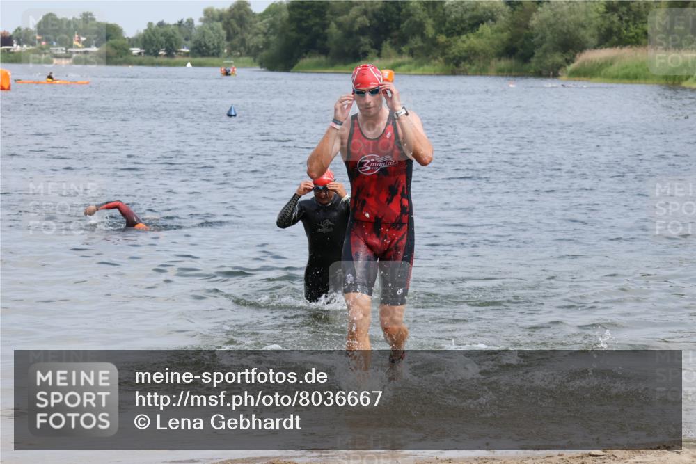 21.06.2025 - 27. Vierlanden-Triathlon Lena Gebhardt http://msf.ph/oto/8036667 15.06.2025 12:01:00 Schwimmen 992, 993 meine-sportfotos.de