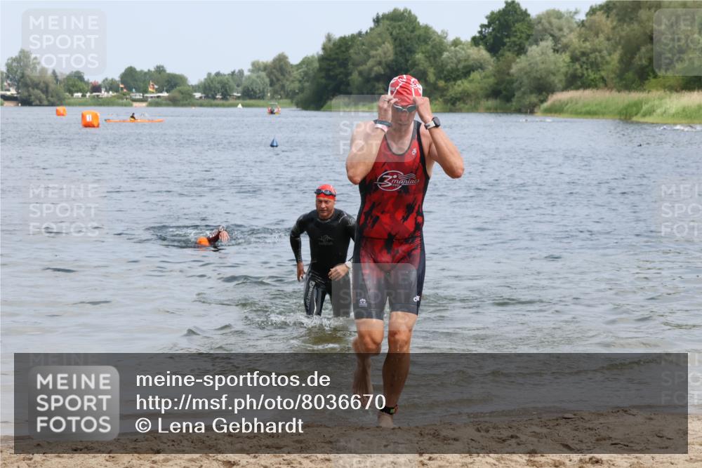 21.06.2025 - 27. Vierlanden-Triathlon Lena Gebhardt http://msf.ph/oto/8036670 15.06.2025 12:01:01 Schwimmen 992, 993 meine-sportfotos.de