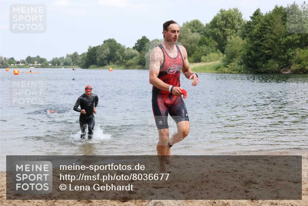 21.06.2025 - 27. Vierlanden-Triathlon Lena Gebhardt http://msf.ph/oto/8036677 15.06.2025 12:01:02 Schwimmen 992, 993 meine-sportfotos.de