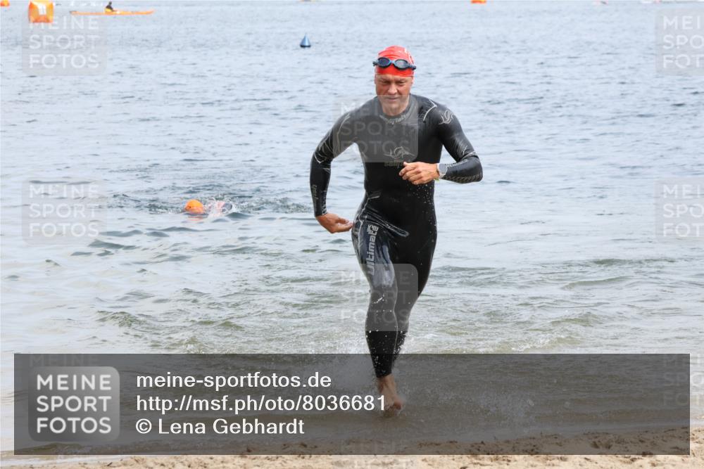 21.06.2025 - 27. Vierlanden-Triathlon Lena Gebhardt http://msf.ph/oto/8036681 15.06.2025 12:01:03 Schwimmen 992, 993 meine-sportfotos.de