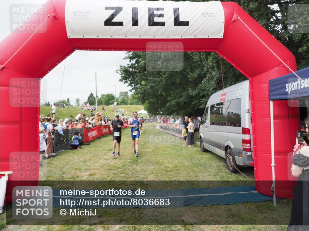 21.06.2025 - 27. Vierlanden-Triathlon MichiJ http://msf.ph/oto/8036683 15.06.2026 13:05:58 Ziel 837, 1017 meine-sportfotos.de